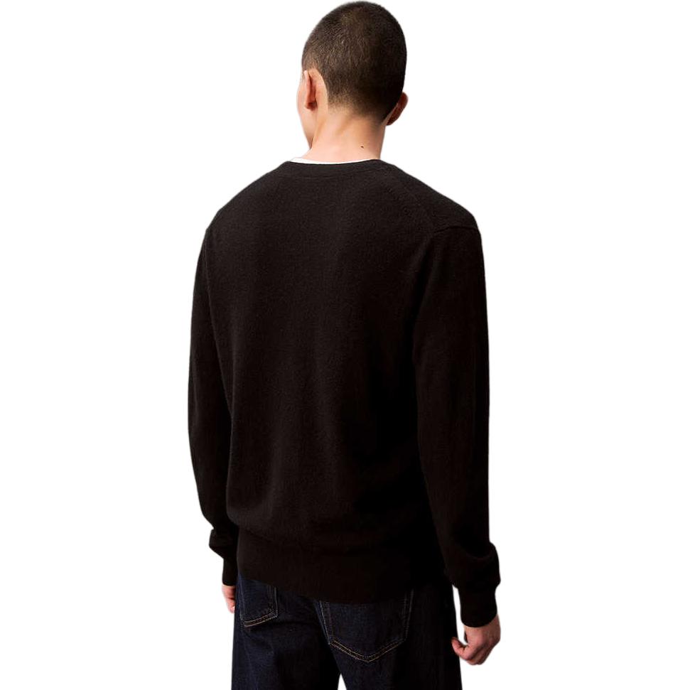 Lookbook Calvin Klein CK  Long Sleeve V-Neck Cashmere Sweater Space Black. 40EM349-UB1