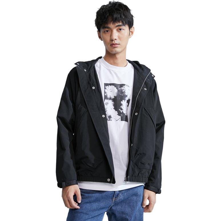 Lookbook Chaqueta Minimalista con Capucha Calvin Klein Logo Bordado Cielo Negro J324800