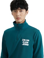 Calvin Klein FW23 Baju Panjang Kapas Cetakan Abjad Hijau J324794 Lookbook Calvin Klein FW23 Baju Panjang Kapas Cetakan Abjad Hijau J324794