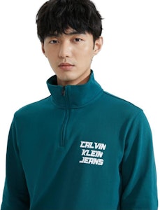 Calvin Klein FW23 Sweater Lengan Panjang Hijau Motif Alphabet Cotton J324794 Lookbook Calvin Klein FW23 Sweater Lengan Panjang Hijau Motif Alphabet Cotton J324794