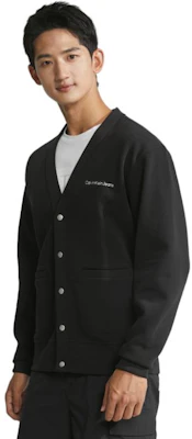 Calvin Klein FW23 极简字母V领长袖卫衣 黑色 男款 J323803 Shop Calvin Klein FW23 极简字母V领长袖卫衣 黑色 男款 J323803