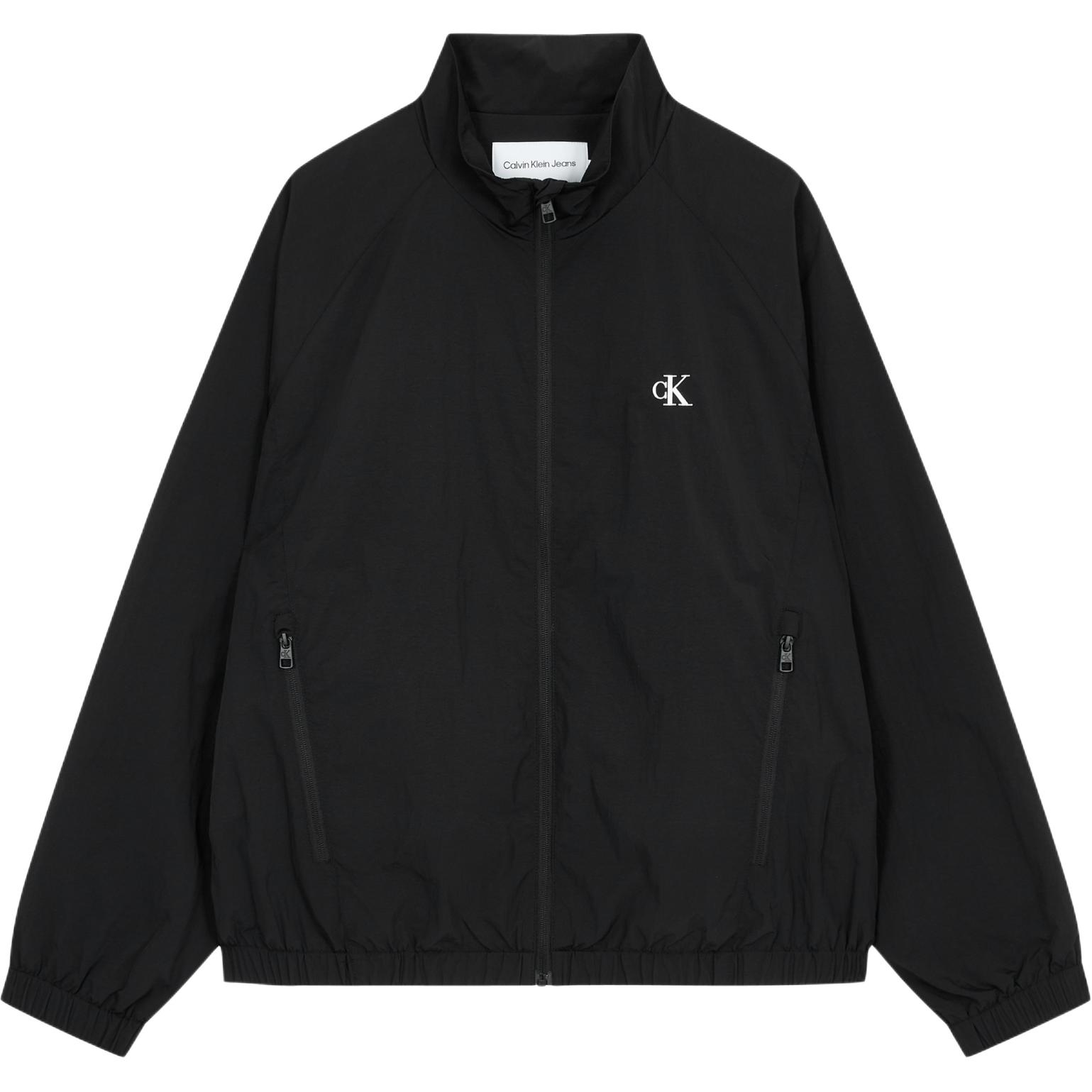 Order Chaqueta Negra Calvin Klein Jeans con Logo y Cuello Alto con Cremallera. J325905-BEH