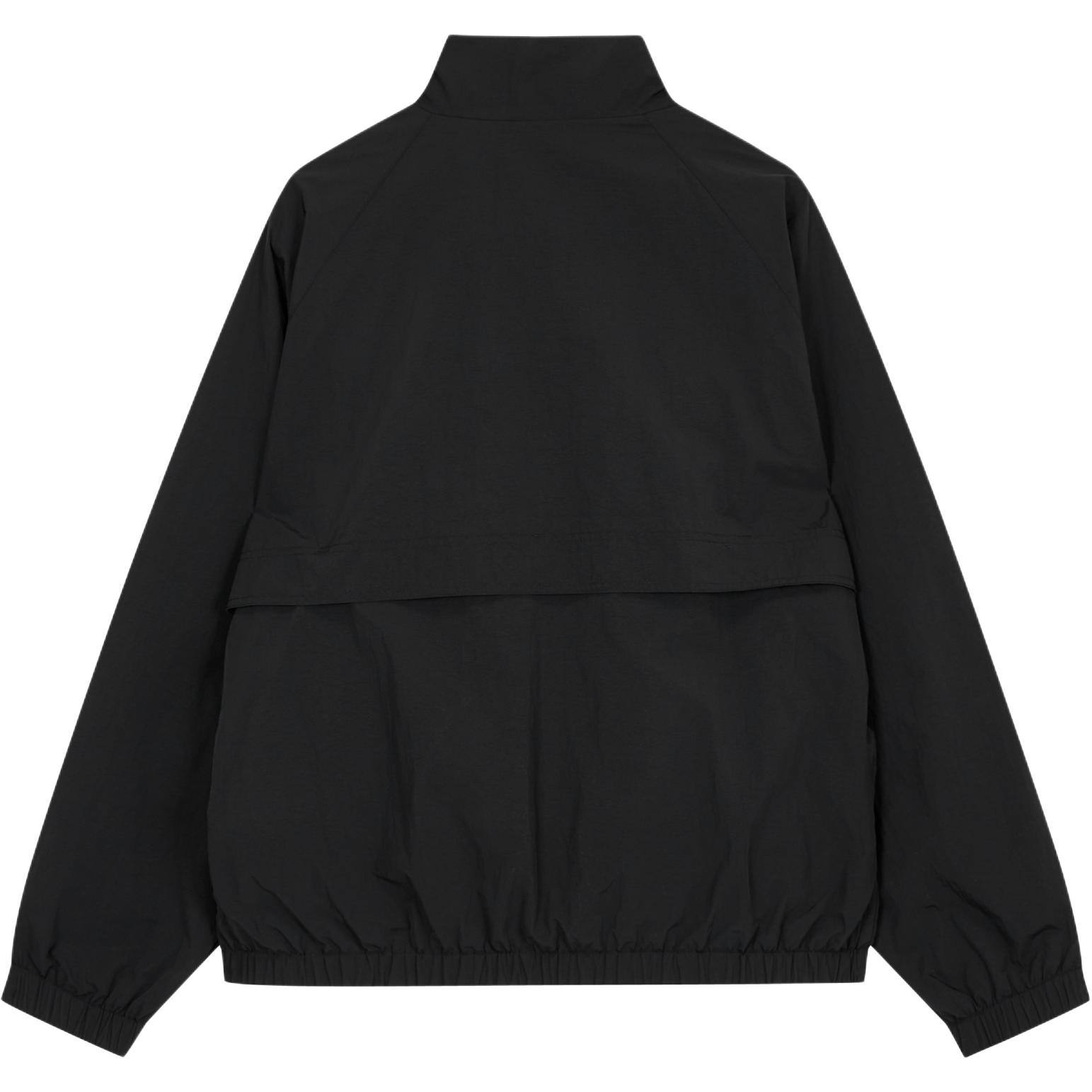 Lookbook Chaqueta Negra Calvin Klein Jeans con Logo y Cuello Alto con Cremallera. J325905-BEH