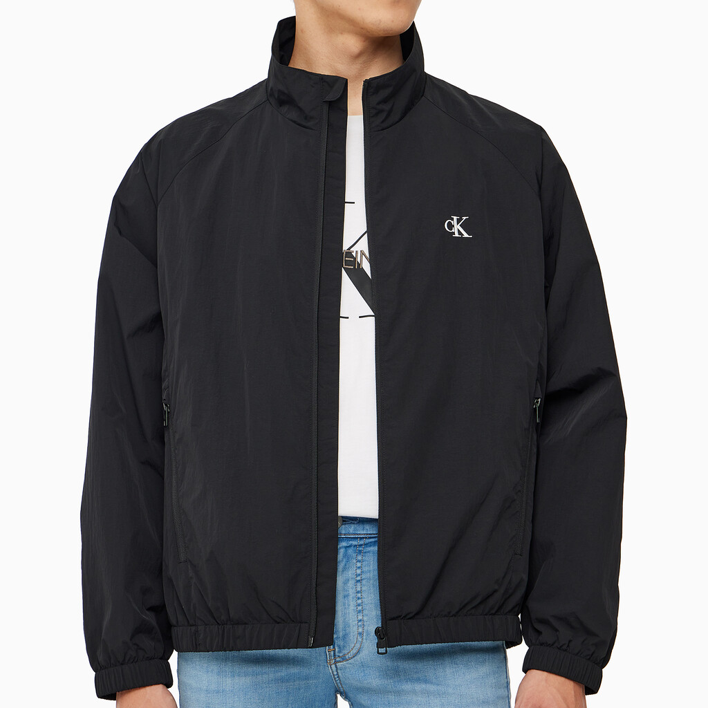 Shop Chaqueta Negra Calvin Klein Jeans con Logo y Cuello Alto con Cremallera. J325905-BEH