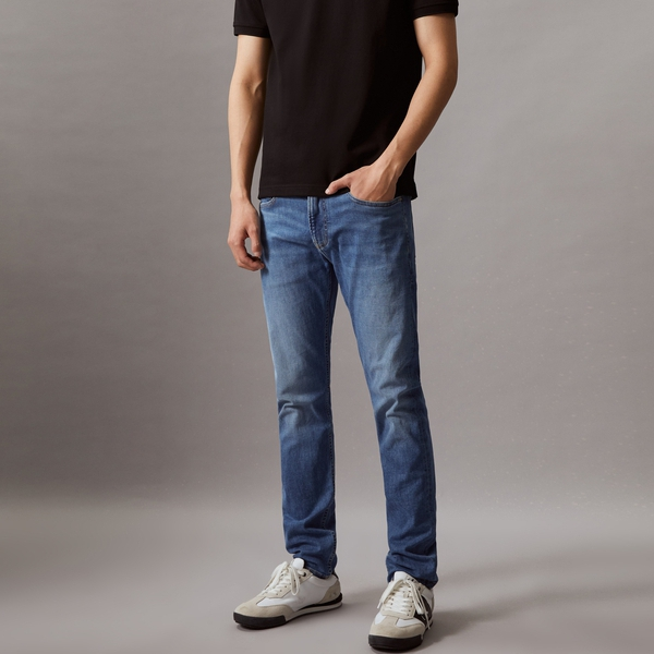 Lookbook CALVIN KLEIN 牛仔褲 寬鬆復古錐形淺藍色牛仔長褲 J326343-1A4