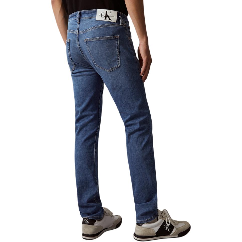 Shop CALVIN KLEIN 牛仔褲 寬鬆復古錐形淺藍色牛仔長褲 J326343-1A4