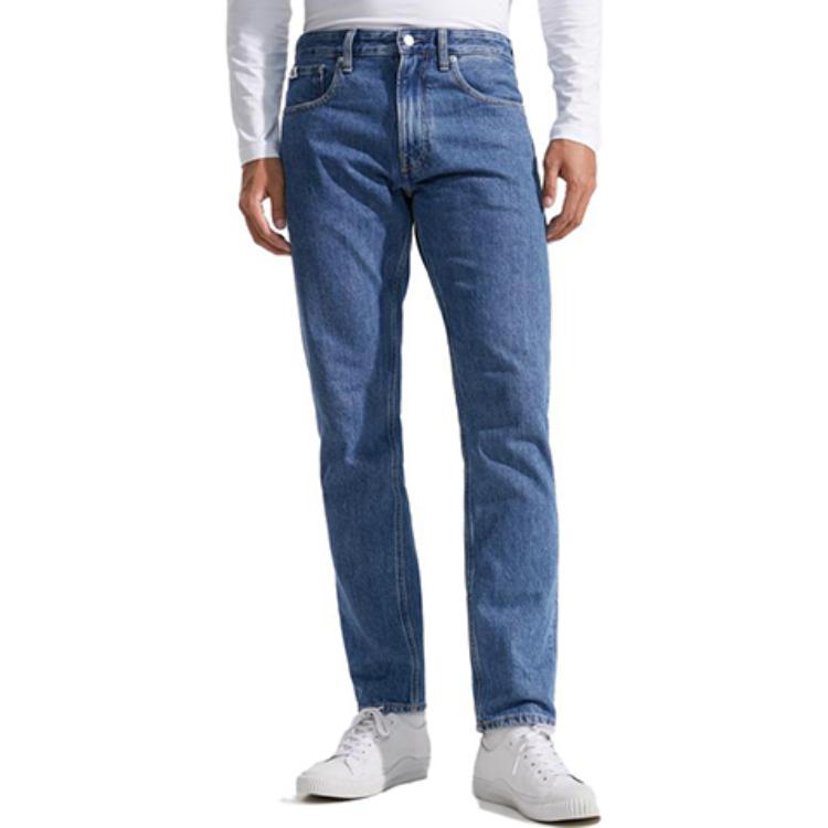 Shop CALVIN KLEIN牛仔褲休閒徽標補丁直筒淺藍丹寧褲 J325845-1A4