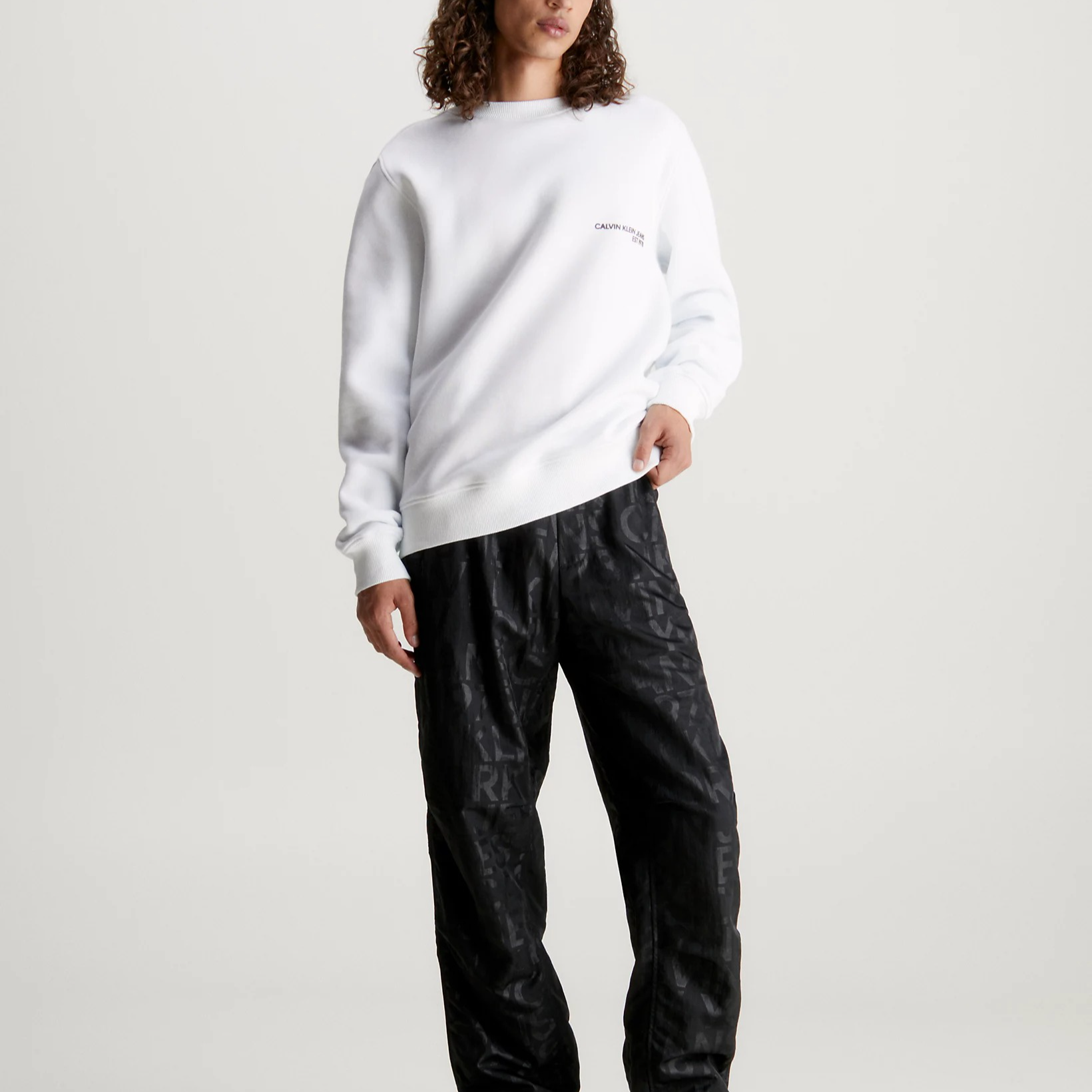 Lookbook 卡尔文·克莱牛仔极简LOGO长袖卫衣白色（男士欧洲版） J30J324625-YAF