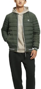 Chaqueta Bomber Verde Militar Calvin Klein con Logo Impreso. J322997 Lookbook Chaqueta Bomber Verde Militar Calvin Klein con Logo Impreso. J322997