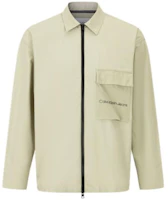 Calvin Klein Logo Print Lightweight Zip-Up Jacket Men’s Light Khaki J320915 Calvin Klein Logo Print Lightweight Zip-Up Jacket Men’s Light Khaki J320915