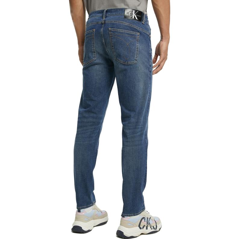 Shop CALVIN KLEIN 男士寬鬆版水洗Logo牛仔褲 深藍色 J322284-1A4