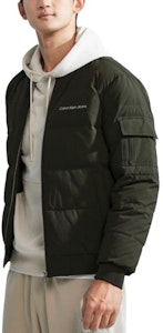 カルバンクライン オリーブグリーン ロゴプリント キルティングダウンジャケット ユニセックス 冬コレクション J324342-LDD Shop カルバンクライン オリーブグリーン ロゴプリント キルティングダウンジャケット ユニセックス 冬コレクション J324342-LDD