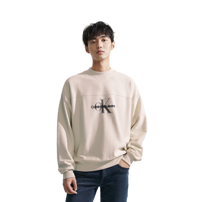 Shop CK宽松版Logo印花棉质圆领卫衣奶油色 ZM02531