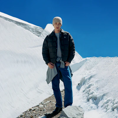 Calvin Klein Reissue 90s Jeans Biru Denim Gaya Vintage Kaki Lurus 40EM721 Lookbook Calvin Klein Reissue 90s Jeans Biru Denim Gaya Vintage Kaki Lurus 40EM721