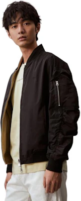 Calvin Klein 可翻面时尚印花飞行夹克 太空黑 J325380-BEH Lookbook Calvin Klein 可翻面时尚印花飞行夹克 太空黑 J325380-BEH