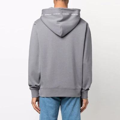 Calvin Klein 纯灰色连帽长袖卫衣 J30J319701PTP Shop Calvin Klein 纯灰色连帽长袖卫衣 J30J319701PTP