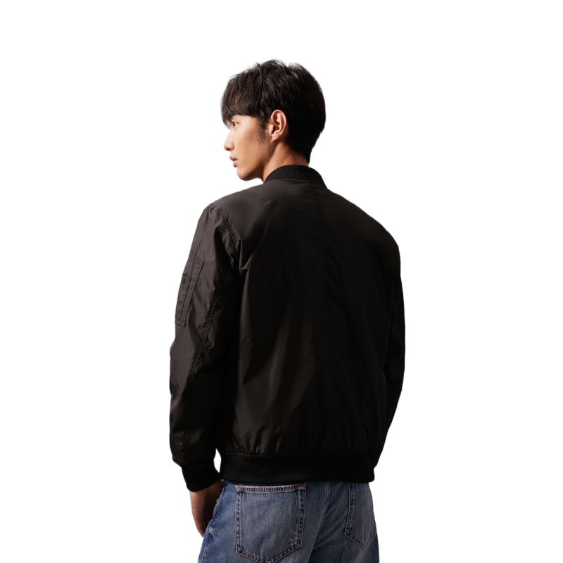 Shop Calvin Klein 太空黑刺绣多口袋飞行员夹克 男士休闲夹克 J327253
