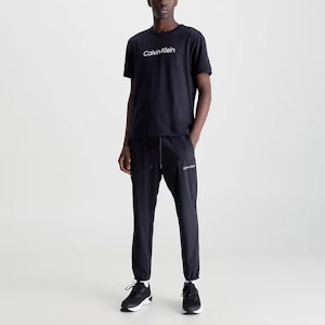 캘빈클라인 SS23 블랙 레터 프린트 크루넥 반팔 티셔츠 남성용. 00GMS3K104-BAE Lookbook 캘빈클라인 SS23 블랙 레터 프린트 크루넥 반팔 티셔츠 남성용. 00GMS3K104-BAE