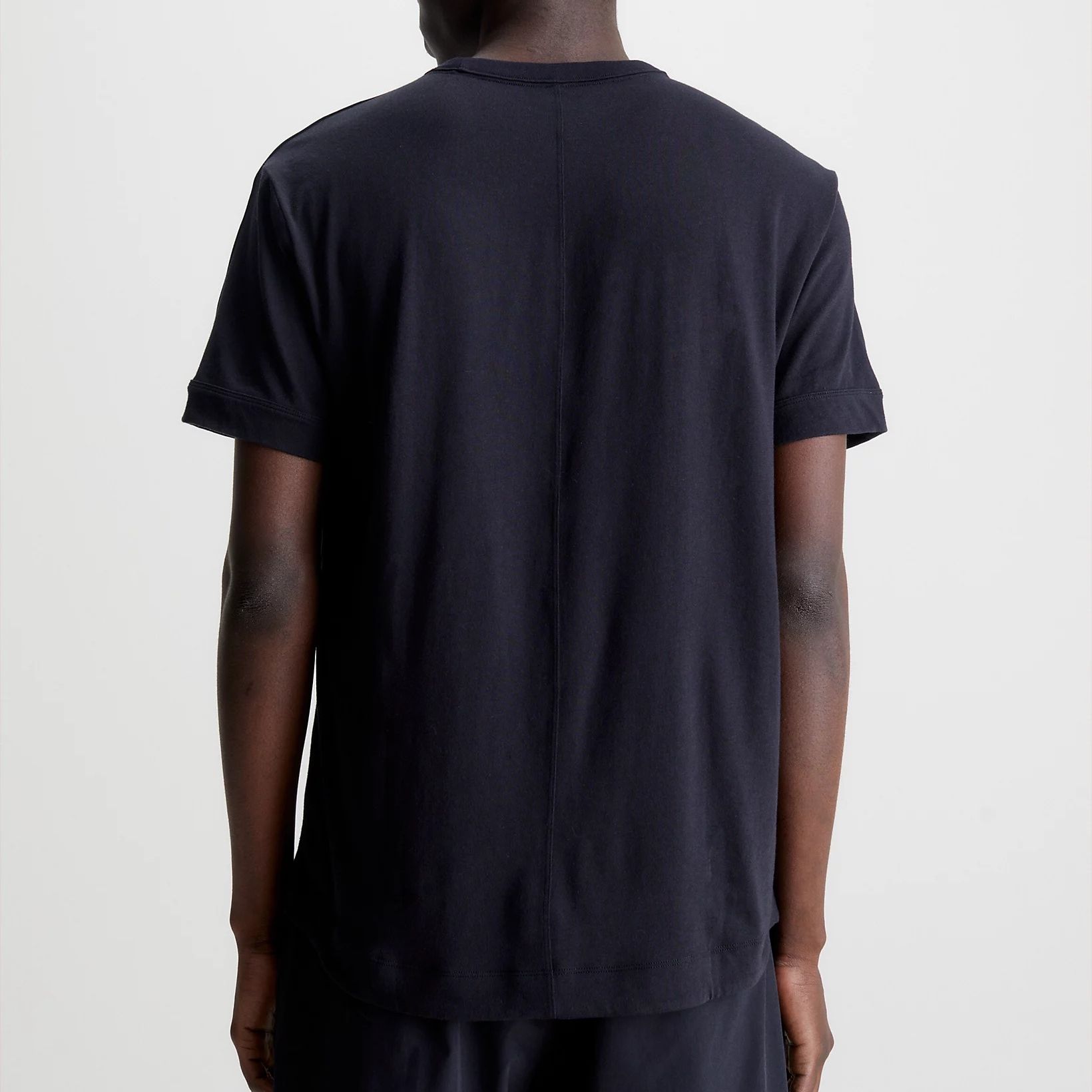 Shop CALVIN KLEIN SS23 Baju-T Crewneck Hitam Cetakan Huruf Lengan Pendek Lelaki. 00GMS3K104-BAE