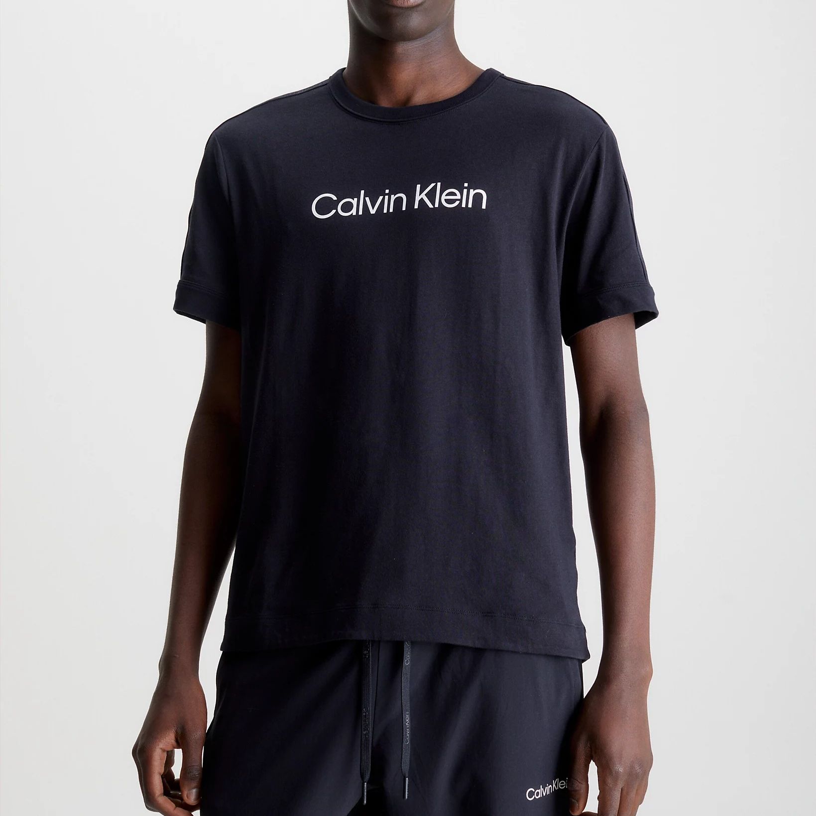 Purchase CALVIN KLEIN SS23 Baju-T Crewneck Hitam Cetakan Huruf Lengan Pendek Lelaki. 00GMS3K104-BAE