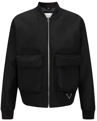 Chaqueta Calvin Klein SS23 Negra con Logo y Cierre Frontal. J322677-BEH Buy Chaqueta Calvin Klein SS23 Negra con Logo y Cierre Frontal. J322677-BEH