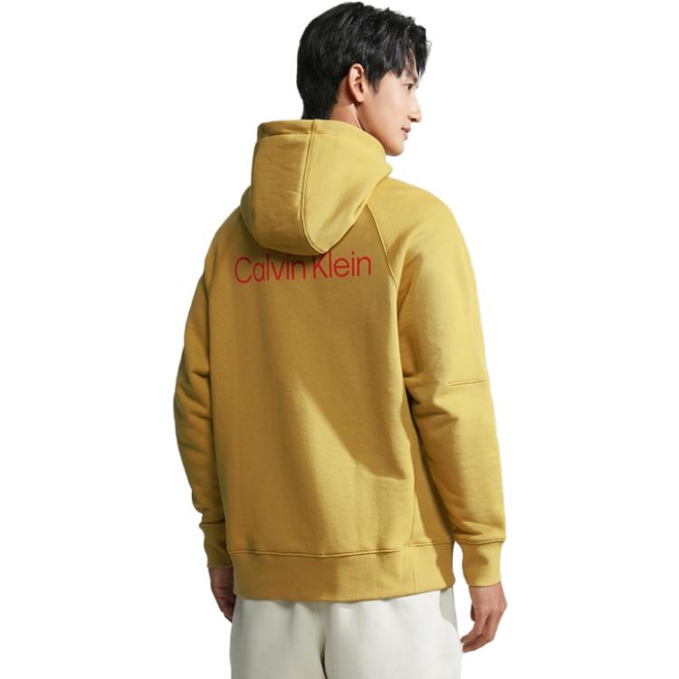 Shop Calvin Klein SS23极简印花男女同款姜黄色卫衣 40798ST