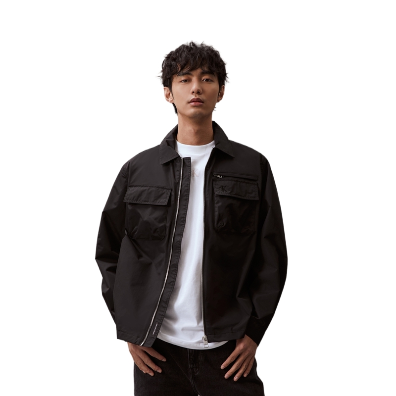 Shop CALVIN KLEIN SS24 Jaket Kerja Kasual Bordir Saku Zip-Up. J325507