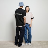 CALVIN KLEIN SS24 Baju-T Logo Embossed Kapas Unisex Berat Santai. J400377 4