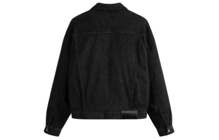 Lookbook CALVIN KLEIN Jaket Denim Longgar Hitam Unisex dengan Butang. J400340-1BY
