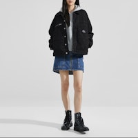 CALVIN KLEIN Jaket Denim Longgar Hitam Unisex dengan Butang. J400340-1BY Shop CALVIN KLEIN Jaket Denim Longgar Hitam Unisex dengan Butang. J400340-1BY