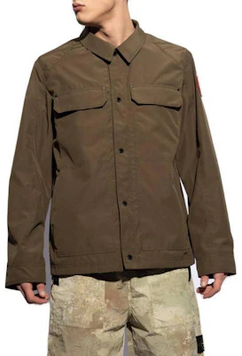 Canada Goose Chaqueta Verde Militar de Manga Larga con Botonadura Sencilla. 2447M0-49 Shop Canada Goose Chaqueta Verde Militar de Manga Larga con Botonadura Sencilla. 2447M0-49