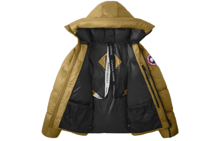 Lookbook Chaqueta Unisex Canada Goose Crofton FW21 Ligera Roja Insignia Dorada. 2252M-219