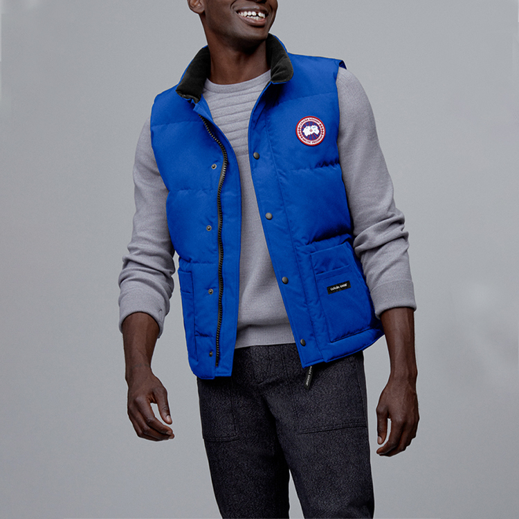 Lookbook Chaqueta ligera Canadá Goose Freestyle azul con logo rojo, impermeable y cierre. 4154MPB-64
