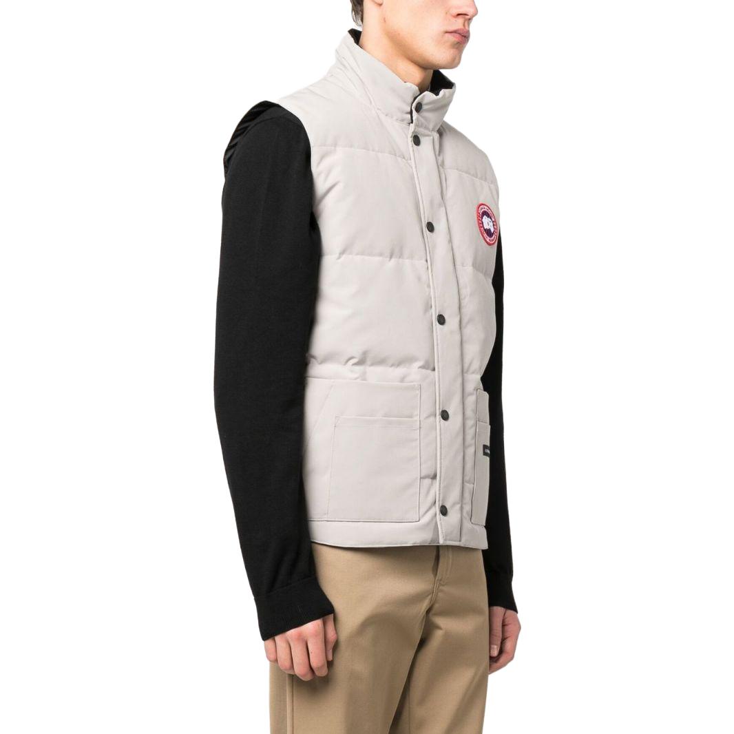 Details for Canada Goose Freestyle FW22 Rompi Logo Tahan Air Limestone Unisex. 4154M4-32