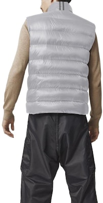 加拿大鹅 FW22 Crofton 银桦轻量羽绒马甲 男女同款。 2229M-200 Purchase 加拿大鹅 FW22 Crofton 银桦轻量羽绒马甲 男女同款。 2229M-200