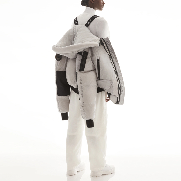 Shop カナダグース X-RAY チリワック ボンバージャケット ユニセックス シルバーバーチ 7969UX-200