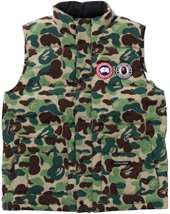 Chaleco Verde Unisex Canada Goose x BAPE FW23 Camo con Logo Frontal. 2054MBE-1118 Order Chaleco Verde Unisex Canada Goose x BAPE FW23 Camo con Logo Frontal. 2054MBE-1118