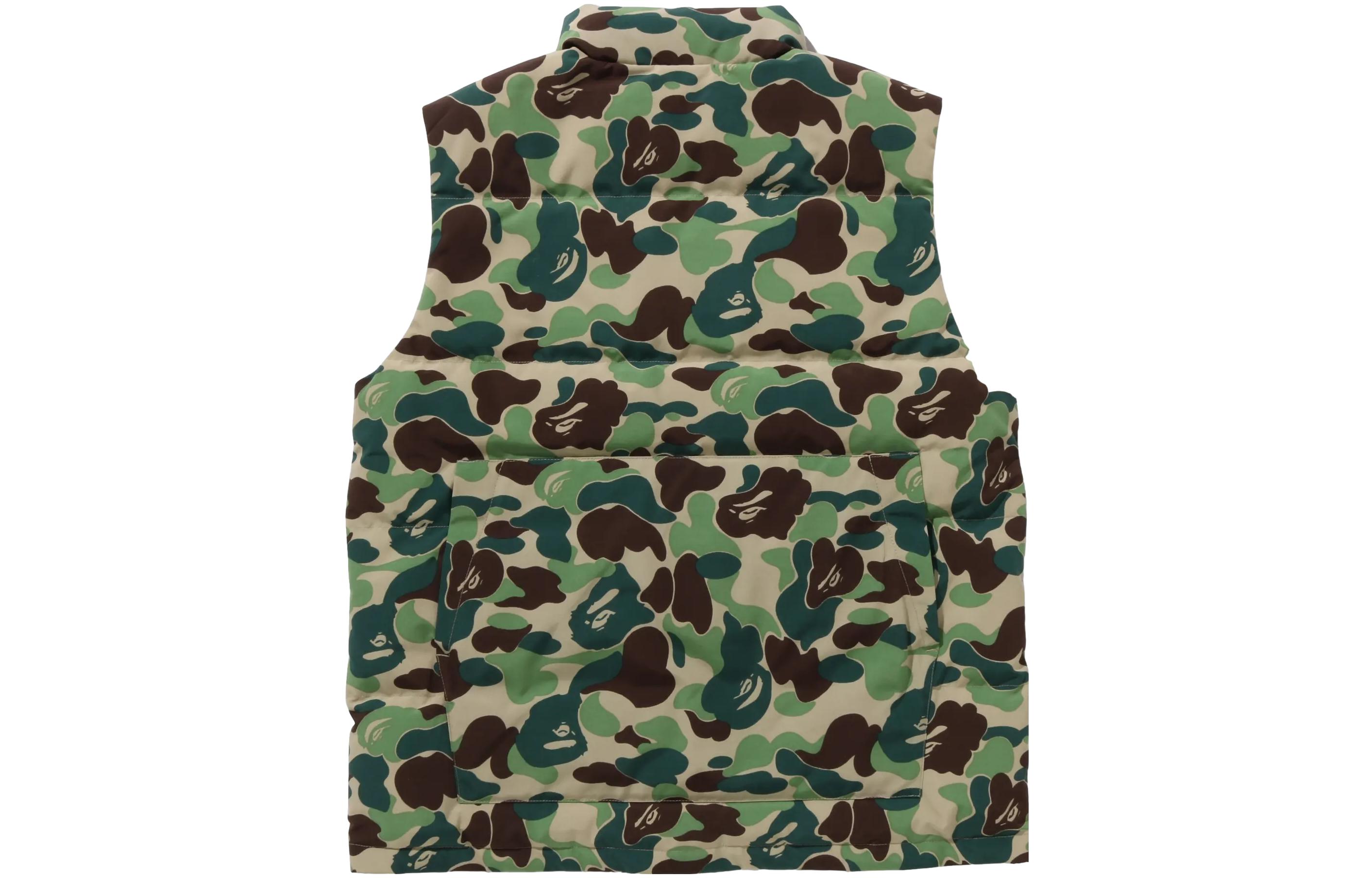 Lookbook Chaleco Verde Unisex Canada Goose x BAPE FW23 Camo con Logo Frontal. 2054MBE-1118