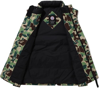 Chaleco Verde Unisex Canada Goose x BAPE FW23 Camo con Logo Frontal. 2054MBE-1118 Shop Chaleco Verde Unisex Canada Goose x BAPE FW23 Camo con Logo Frontal. 2054MBE-1118