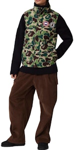 Chaleco Verde Unisex Canada Goose x BAPE FW23 Camo con Logo Frontal. 2054MBE-1118 Details for Chaleco Verde Unisex Canada Goose x BAPE FW23 Camo con Logo Frontal. 2054MBE-1118