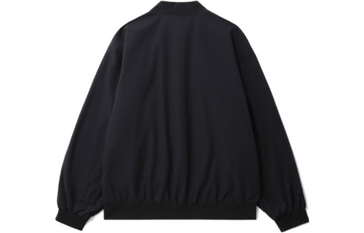 Lookbook Chaqueta Negra Multibolsillos Carhartt WIP con Parche de Logo Clásico. CHXJKF23I150L-BKX