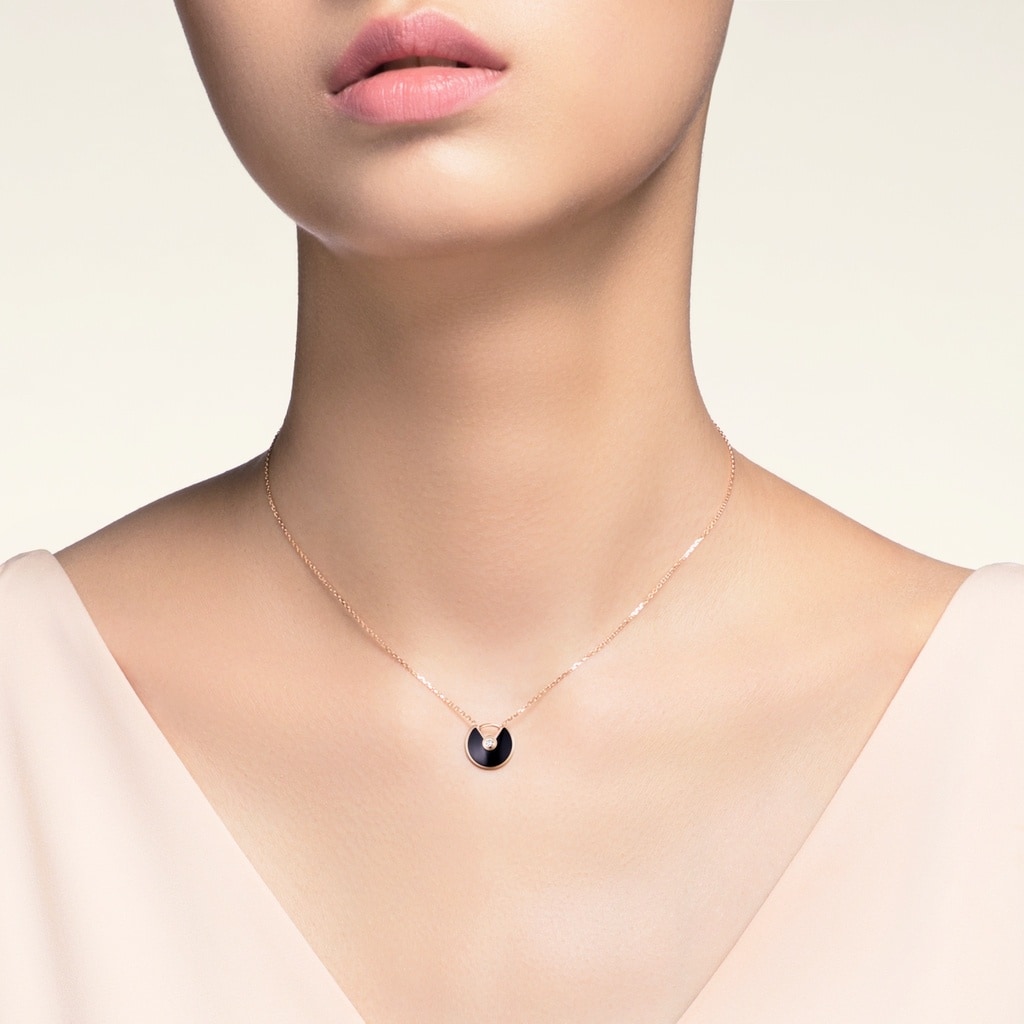 Lookbook 까르띠에 아뮬렛 드 까르띠에 블랙 펜던트 XS 18K 로즈골드 유니섹스 목걸이. B3047200