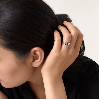 Cartier 愛情系列鑽石戒指 18K 白金 中性銀情侶設計款 B4032500 Lookbook Cartier 愛情系列鑽石戒指 18K 白金 中性銀情侶設計款 B4032500