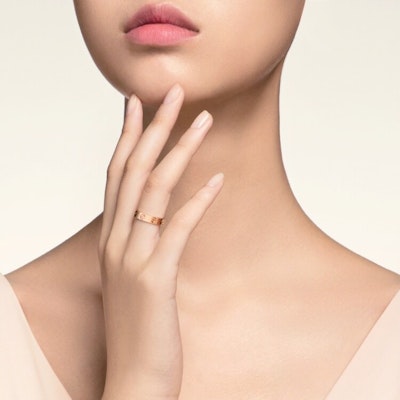 Cartier LOVE系列18K玫瑰金戒指 男女情侶款雕刻設計 B4085200 3