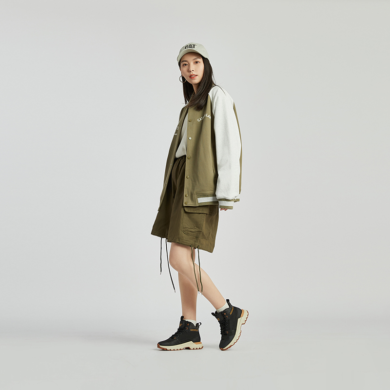 Sizing Chaqueta Varsity Verde CAT Retro con Mangas Raglán y Botones. CN1JAU16071