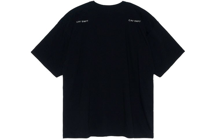 Lookbook Cav Empt Kaos Hitam Unisex dengan Desain Garis Seni Grafis CES18T22