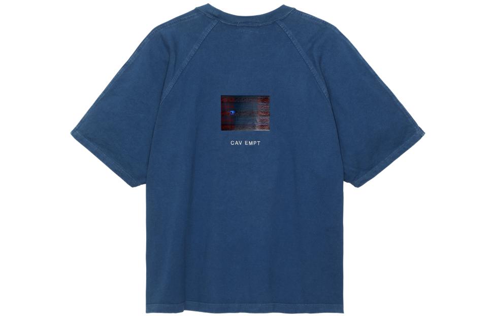 Lookbook Cav Empt Kaos Unisex Lengan Pendek dengan Desain Grafis. CES22T24