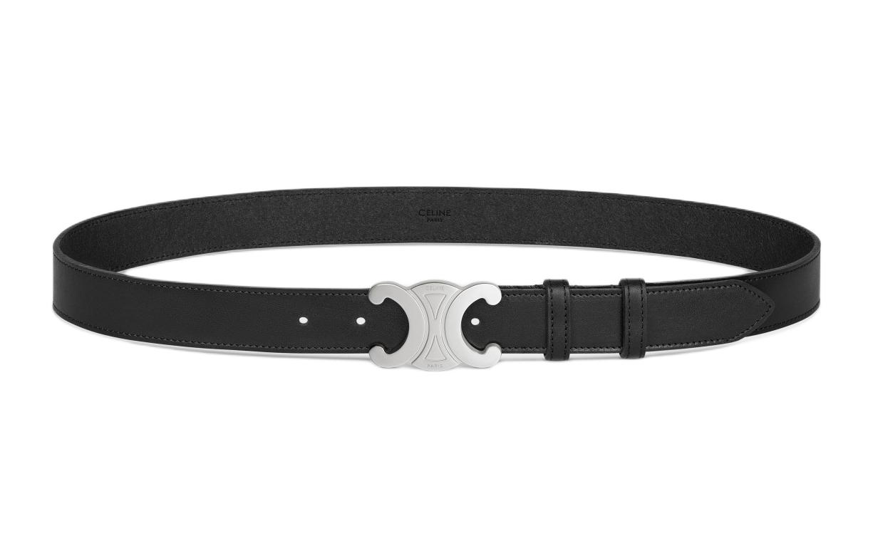 Lookbook CELINE Tali Pinggang Kulit Hitam dengan Hiasan Huruf. CONF-45BIE3AJG-38SI