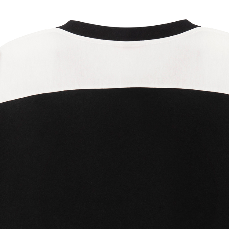 Shop CELINE Kaos Hitam Katun dengan Logo Stud dan Desain Colorblock. 2X839500O-38AW