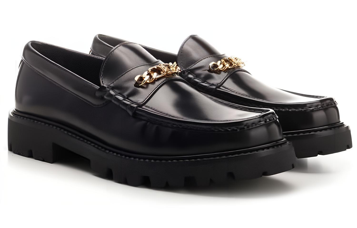 Lookbook CELINE Kasut Chunky Triomphe Hitam dengan Rantai Emas 353623602C.38NO